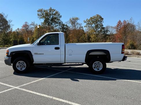 Used 2005 GMC Sierra 2500 W/T w/ Heavy-Duty Power Package image 2