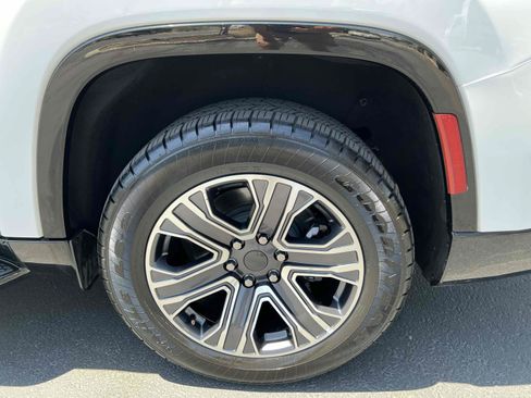 Used 2024 Jeep Wagoneer L Series II RWD image 48