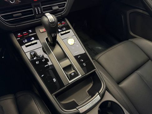 Certified 2026 Porsche Macan AWD/4WD image 19