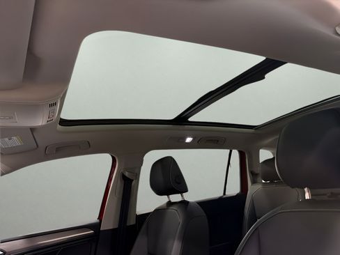 Used 2023 Volkswagen Tiguan SE w/ Panoramic Sunroof Package FWD image 25