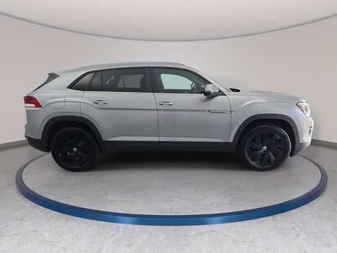 Used 2025 Volkswagen Atlas Cross Sport SE w/ Panoramic Sunroof Package FWD image 4