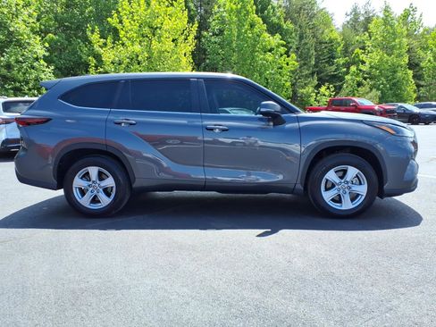 Used 2025 Toyota Highlander LE FWD image 7