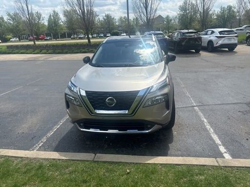Used 2021 Nissan Rogue Platinum image 3