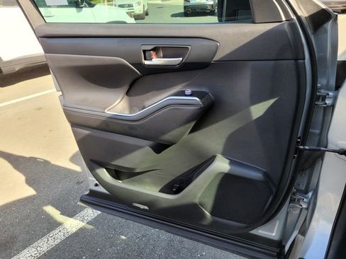 Used 2020 Toyota Highlander XLE image 26