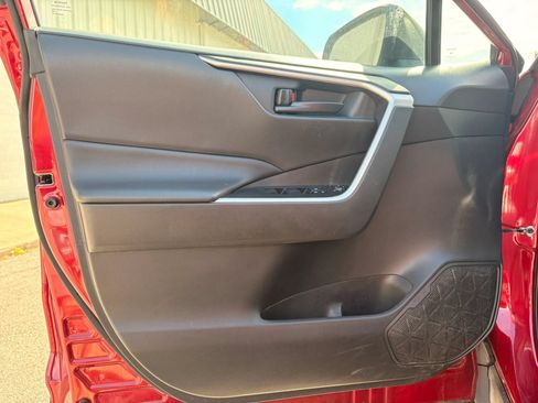 Used 2021 Toyota RAV4 LE AWD/4WD image 15