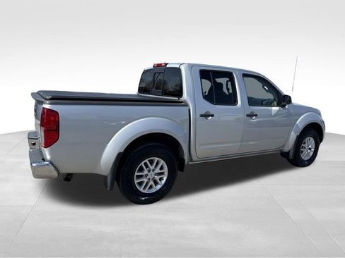 Used 2019 Nissan Frontier SV image 2