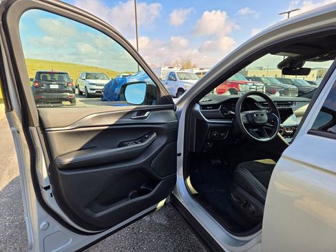 New 2025 Jeep Grand Cherokee Altitude image 11