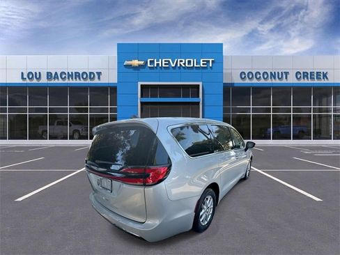 Used 2024 Chrysler Pacifica Touring-L image 8