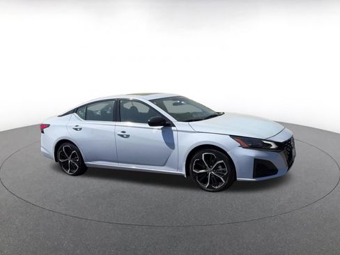 Used 2024 Nissan Altima 2.5 SR w/ SR Premium Package image 2