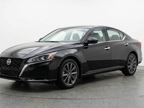 Used 2025 Nissan Altima 2.5 SV FWD image 3