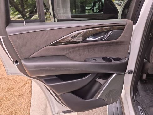 Used 2018 Cadillac Escalade Platinum AWD/4WD image 32