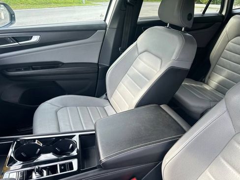 Used 2024 Volkswagen Atlas Cross Sport SEL R-Line AWD/4WD image 18