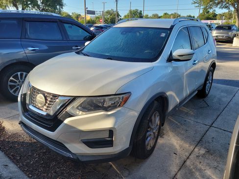 Used 2019 Nissan Rogue SV FWD image 2