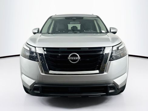 Used 2025 Nissan Pathfinder SV FWD image 2