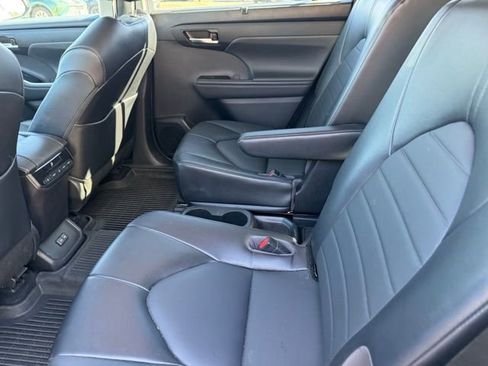 Used 2022 Toyota Highlander XLE AWD/4WD image 7