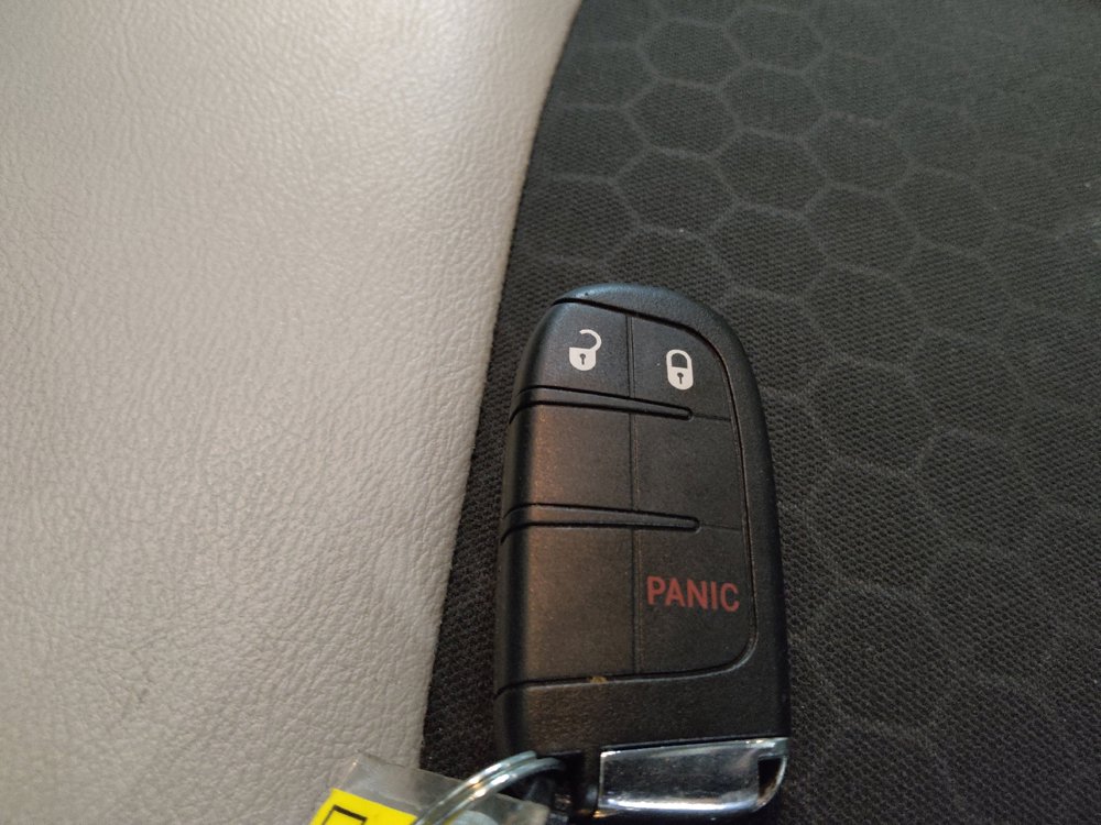 Used 2017 Jeep Compass Latitude FWD image 32