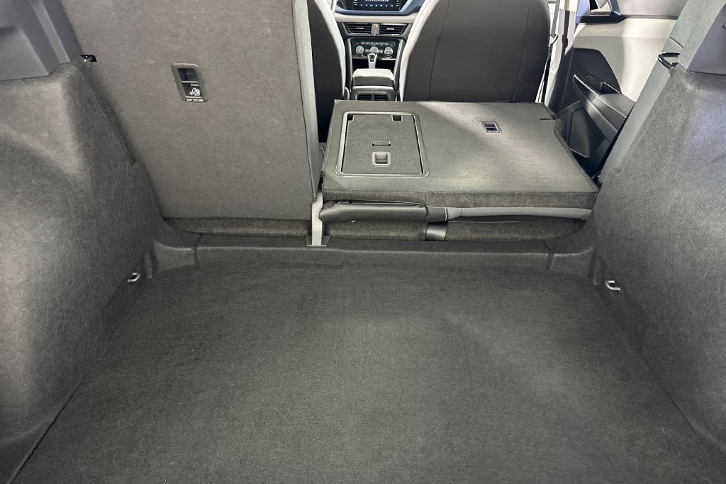 Used 2024 Volkswagen Taos SE w/ Panoramic Sunroof Package FWD image 18