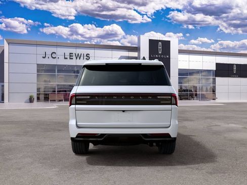 New 2027 Lincoln Navigator Premiere RWD image 5