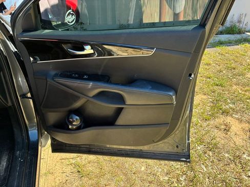 Used 2019 Kia Sorento S FWD image 10