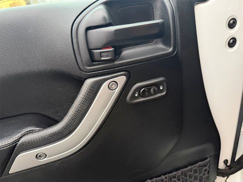 Used 2017 Jeep Wrangler Unlimited Rubicon image 11