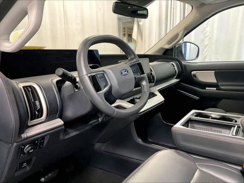 Used 2025 Ford Expedition Active image 8