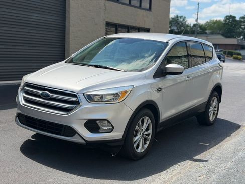 Used 2017 Ford Escape SE FWD image 2