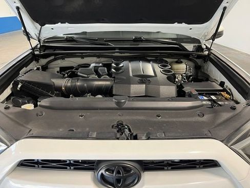 Used 2017 Toyota 4Runner SR5 AWD/4WD image 9