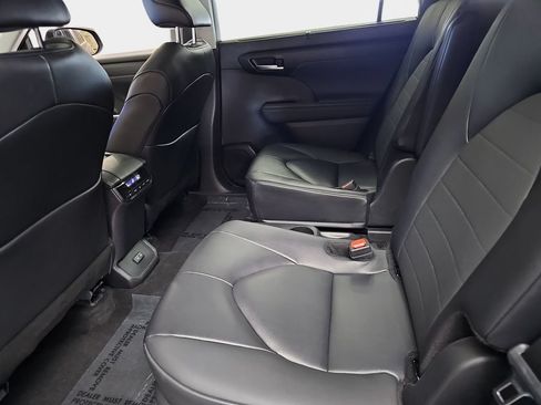 Used 2025 Toyota Highlander XLE AWD/4WD image 17