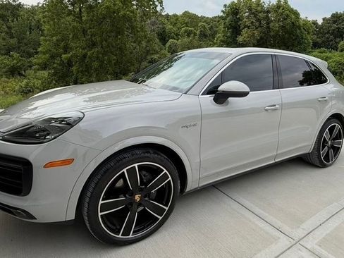 Used 2022 Porsche Cayenne E-Hybrid image 2