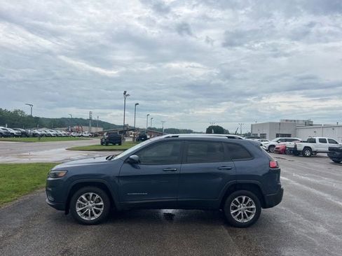 Used 2021 Jeep Cherokee Latitude FWD image 2