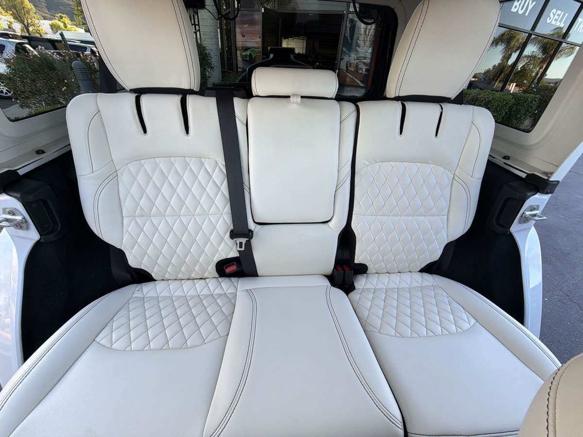 Used 2024 Jeep Wrangler Unlimited Sahara w/ Technology Group AWD/4WD image 23
