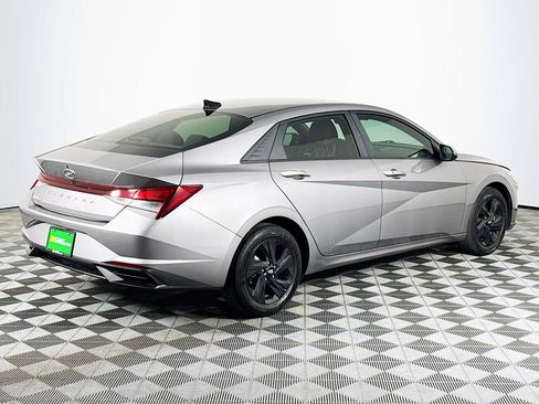 Used 2023 Hyundai Elantra SEL w/ Preferred Accessory Package FWD image 10