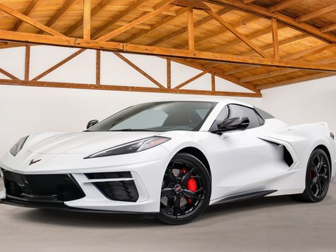 Used 2021 Chevrolet Corvette Stingray Premium Conv w/ Z51 Performance Package RWD image 2