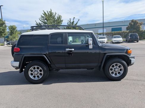 Used 2011 Toyota FJ Cruiser 4WD w/ Convenience Pkg image 2