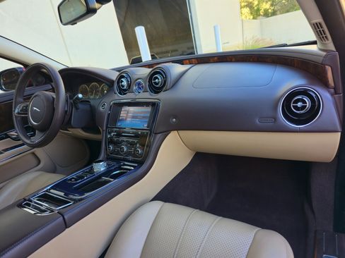 Used 2012 Jaguar XJ image 27