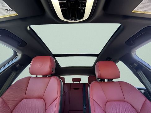 Certified 2025 Porsche Macan image 18