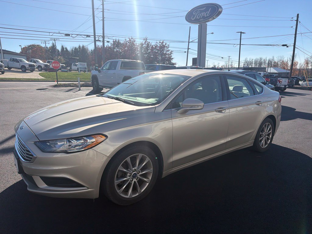 Used 2017 Ford Fusion SE w/ Fusion SE Technology Package FWD image 4