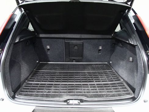 Used 2021 Volvo XC40 T5 R-Design w/ Advanced Package image 28