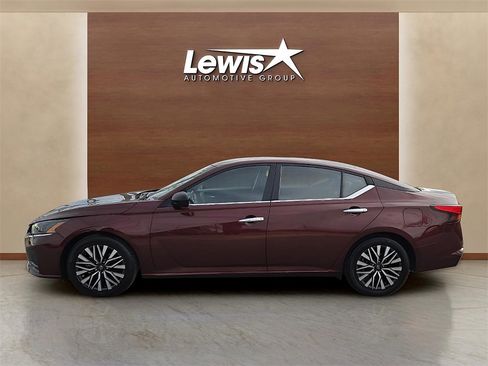 Used 2024 Nissan Altima 2.5 SV image 2