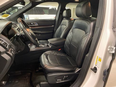 Used 2017 Ford Explorer Platinum image 17