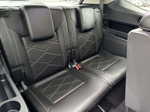 Used 2025 Volkswagen Atlas SE AWD/4WD image 18