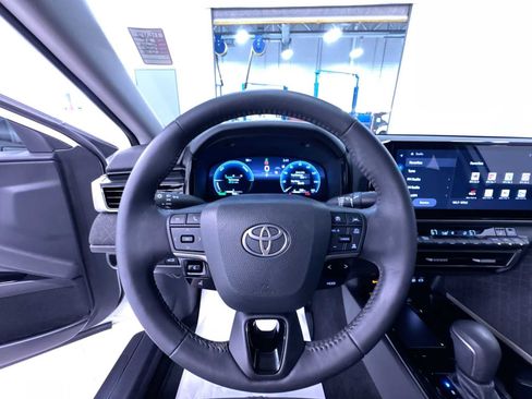 Used 2025 Toyota Camry XLE FWD image 15