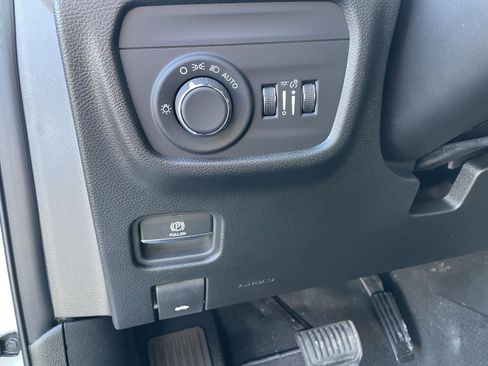 Used 2025 Jeep Grand Cherokee Altitude image 11