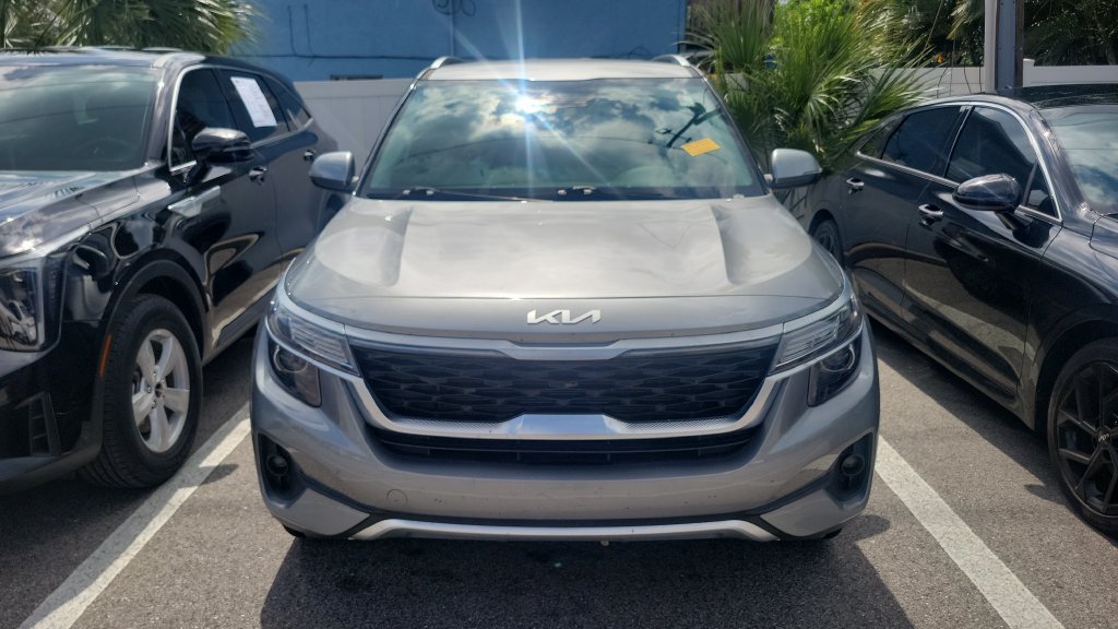 Used 2023 Kia Seltos S w/ Navigation Package FWD image 2