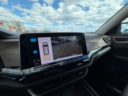 Used 2024 Volkswagen Atlas SE image 27