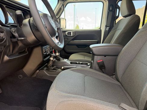 Used 2025 Jeep Wrangler Unlimited Sahara AWD/4WD image 27