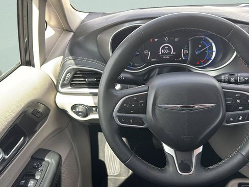 Used 2024 Chrysler Pacifica Limited FWD image 19