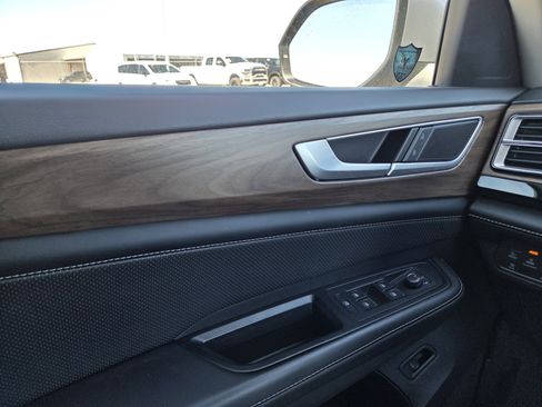 Used 2024 Volkswagen Atlas SE image 38