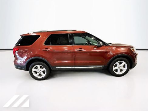 Used 2018 Ford Explorer XLT w/ Equipment Group 202A FWD image 4