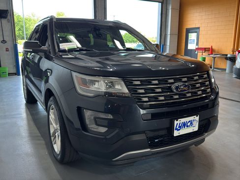 Used 2017 Ford Explorer XLT w/ Equipment Group 202A AWD/4WD image 7